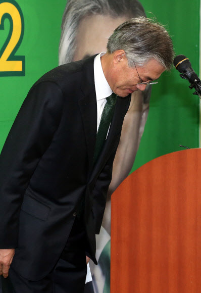 민주통합당 문재인 대선후보가 19일 오후 서울 영등포당사 기자실에서 패배를 인정하는 기자회견을 마친뒤 고개 숙여 인사하고 있다. 연합뉴스 