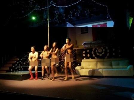 라리사(오른쪽에서 두 번째)가 동료들과 ‘알몸 말춤’ 공약을 지키고 있다. <br>연극지킴이 제공