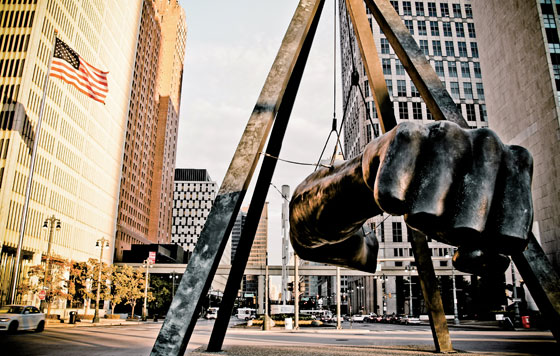 디트로이트에 있는 조각품 ‘Monument to Joe Louis’는 아프리카계 미국인으로서 1937년부터 1950년까지 헤비급 복싱 챔피언을 지냈던 조 루이스를 기념해 만들었다