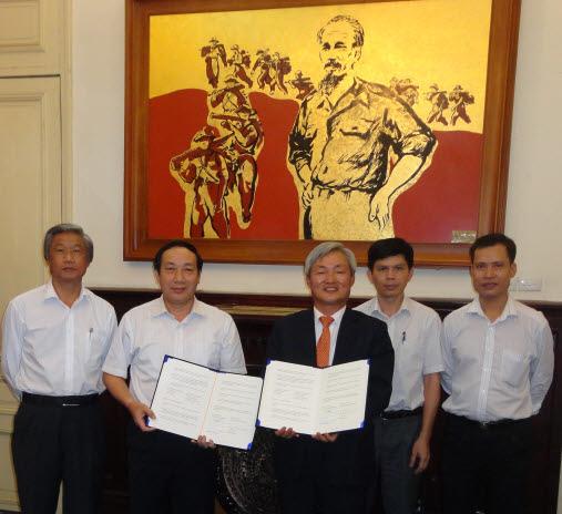 KDB산업은행 임직원이 지난 8월 베트남 교통부와 상호 업무협약을 위한 양해각서를 교환한 뒤 기념촬영을 하고 있다. KDB산업은행 제공