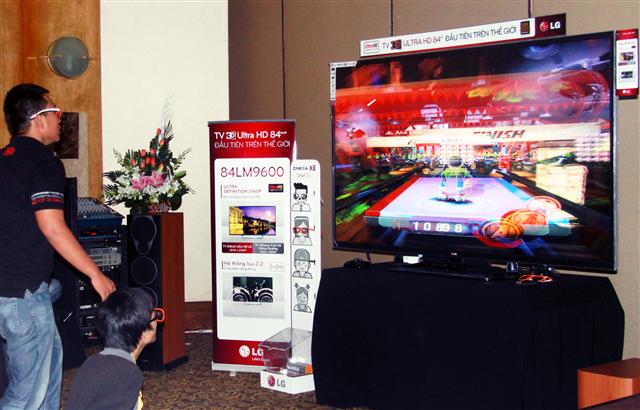 지난달 베트남 호찌민 뉴월드호텔에서 열린 LG전자의 울트라HD TV 출시행사에서 현지 전문가 단체인 HD 포럼 회원들이 84인치 울트라HD TV로 게임을 즐기고 있다.  LG전자 제공