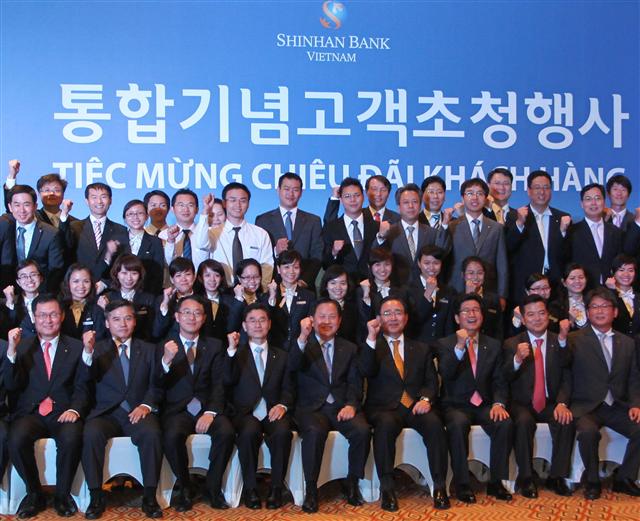 신한은행은 지난해 11월 28일 출범한 신한베트남은행의 성공적 정착을 기념하기 위해 주요 현지 고객 250여명을 초청, 호찌민 소재 한 호텔에서 사은행사를 가졌다.  신한은행 제공