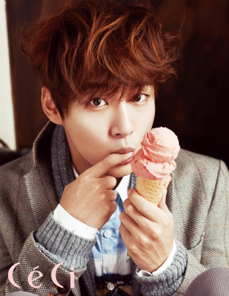 배우 윤시윤이 아이스크림을 손가락으로 찍어 먹으며 귀여운 표정을 짓고 있다.<br>쎄씨 제공