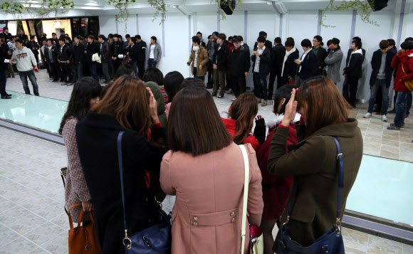 솔로대첩이 열린 24일 오후 광주 서구 치평동의 상무힐컨벤션홀에서 솔로대첩에서 참가 여성보다 남성의 수가 훨씬 많은 모습을 보이고 있다. 광주지역은 강추위를 고려해 실내에서 선착순 참석자를 대상으로 솔로대첩을 진행하기로 했다. 연합뉴스