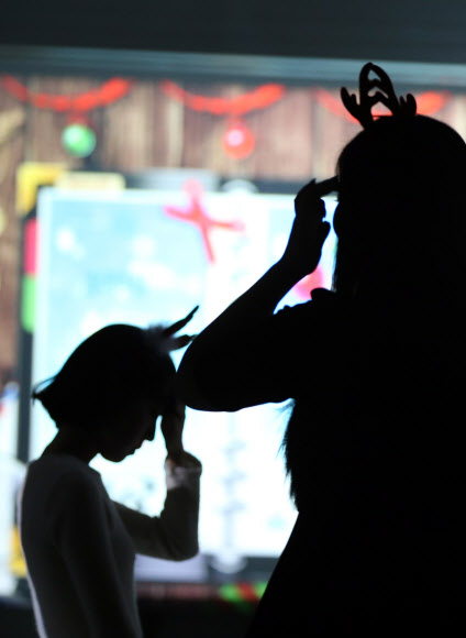 솔로대첩이 열린 24일 오후 광주 치평동의 한 웨딩홀에서 솔로대첩에 참가한 여성 참석자들이 행사가 시작되길 기다리고 있다. 광주지역은 강추위를 고려해 실내에서 선착순 참석자를 대상으로 솔로대첩을 진행하기로 했다. 연합뉴스