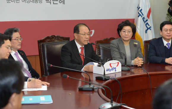 새누리당 황우여(가운데) 대표가 24일 서울 여의도 당사에서 열린 최고위원회의에서 모두 발언을 하고 있다. 이호정 기자 hojeong@seoul.co.kr