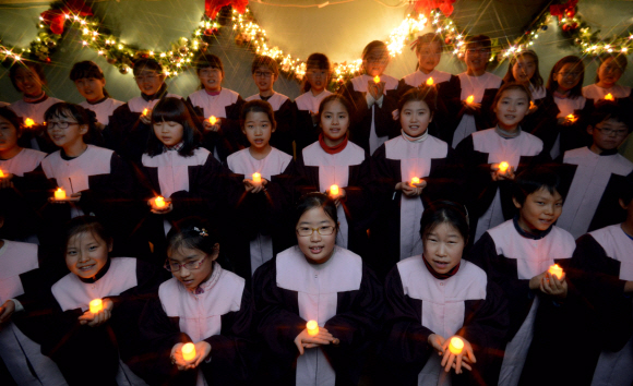 크리스마스 이브인 24일 서울 중구 저동 영락교회에서 성가대 어린이들이 초를 들고 성탄 축가를 부르고 있다. 박지환 기자 popocar@seoul.co.kr