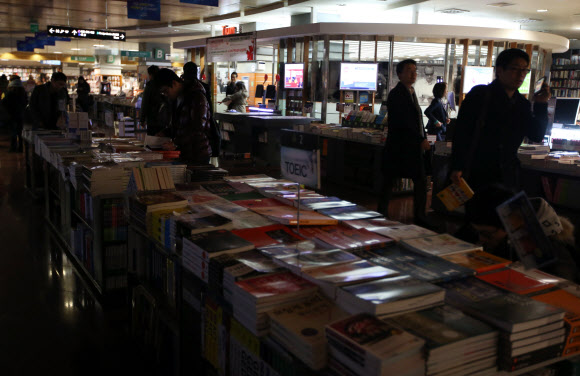 26일 오후 서울 강남구 역삼동 일대에 정전사고가 발생한 가운데, 일부 조명등이 꺼져 어두운 한 대형서점에서 책을 사려던 시민들이 불편을 겪고 있다.  연합뉴스