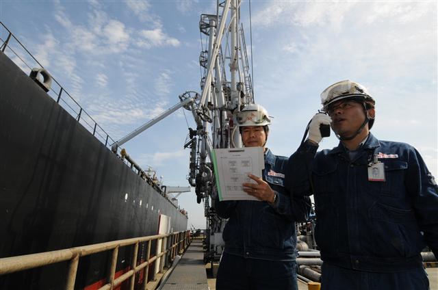 울산 남구 고사동 SK이노베이션 울산 콤플렉스 제8부두에서 직원들이 석유제품 선적 상황을 점검하고 있다. SK이노베이션 제공