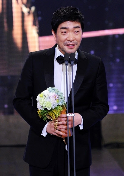 손현주가 31일 오후 서울 마포구 상암동 SBS 프리즘타워에서 열린 ‘2012 SBS 연기대상’에서 대상을 수상하고 소감을 말하고 있다.