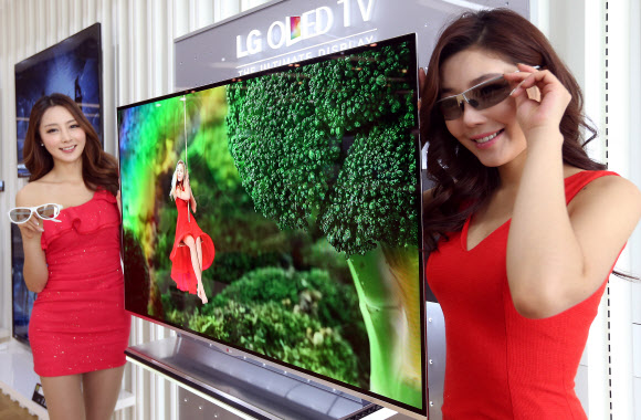2일 서울 강남구 청담동 베스트샵 강남본점에서 도우미들이 LG전자가 세계 최초로 국내 출시한 55인치 올레드(OLED) TV를 소개하고 있다.  연합뉴스 