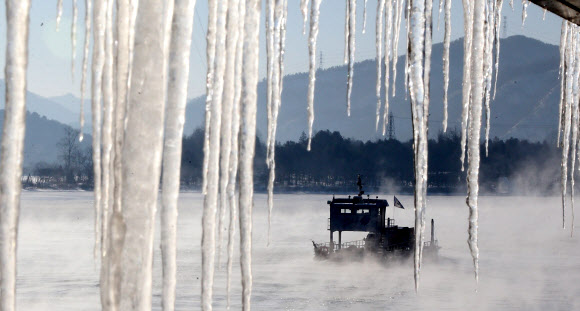 춘천이 영하 23.1도까지 떨어지는 등 올 겨울들어 가장 추운 날씨를 보인 3일 오전 강원 춘천시 남산면 남이섬을 오가는 배 주변으로 거대한 고드름이 피어 있다.  연합뉴스
