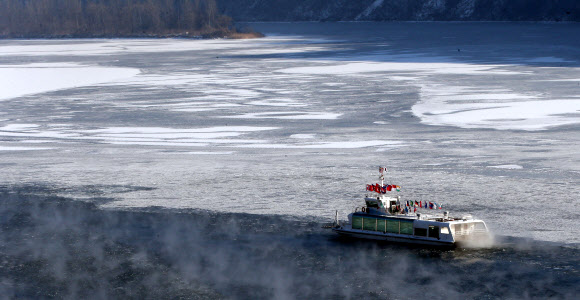 춘천이 영하 23.1도까지 떨어지는 등 올 겨울들어 가장 추운 날씨를 보인 3일 오전 강원 춘천시 남산면 남이섬을 오가는 배가 얼음 사이로 운행하고 있다.  연합뉴스