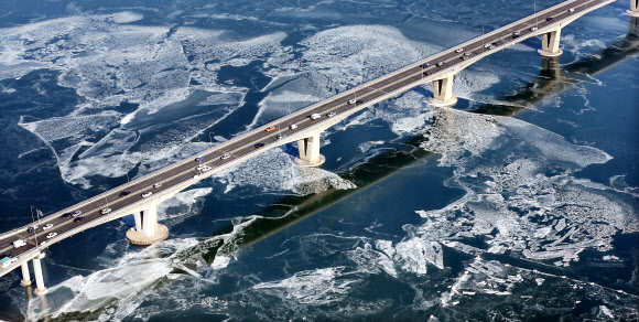 서울 아침기온 영하 16.4도의 매서운 추위가 찾아온 3일 오전 서울 63빌딩에서 바라본 한강 원효대교 일대가 꽁꽁 얼어붙어 있다. 연합뉴스