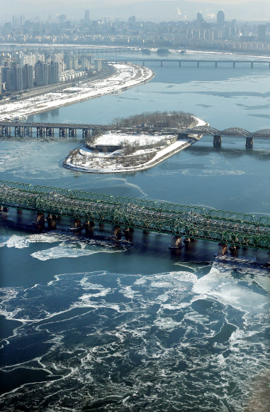 서울 아침기온 영하 16.4도의 매서운 추위가 찾아온 3일 오전 서울 63빌딩에서 바라본 한강철교 일대 강물이 꽁꽁 얼어붙어 있다.  연합뉴스