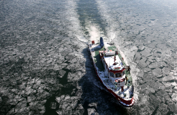 전국 대부분 지방에 한파특보가 내려진 3일 오전 한강 서강대교 부근에서 119특수구조단 영등포 수난구조대 구조정이 출동로 확보를 위해 쇄빙작업을 하고 있다.  연합뉴스