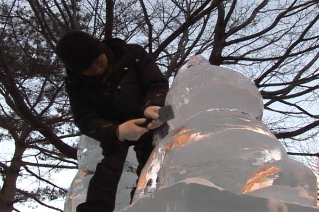 대구 달성군 비슬산자연휴양림에서 얼음 조각가들이 얼음 조각품을 만들고 있다. 문성호 PD sungho@seoul.co.kr