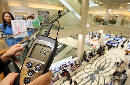서울시내 한 백화점의 실내온도를 측정하고 있다. (자료사진)