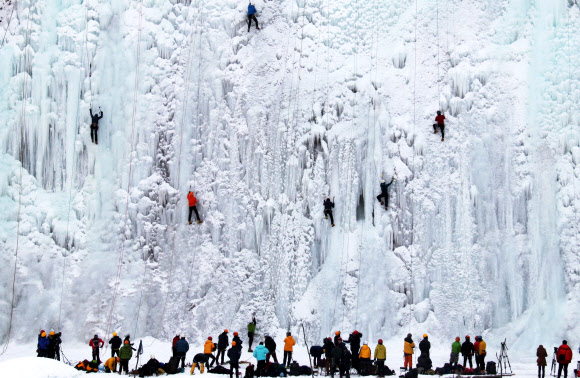 6일 국내 최대 규모로 개장한 충북 영동빙벽장에서 산악인들이 깎아지른듯한 얼음절벽을 기어오르고 있다. 연합뉴스