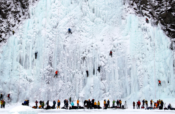 6일 국내 최대 규모로 개장한 충북 영동빙벽장에서 산악인들이 깎아지른듯한 얼음절벽을 기어오르고 있다. 연합뉴스