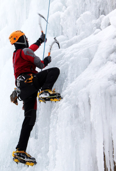 국내 최대 얼음절벽인 충북 영동빙벽장에서 6일 한 산악인이 힘차게 절벽을 기어오르고 있다. 연합뉴스