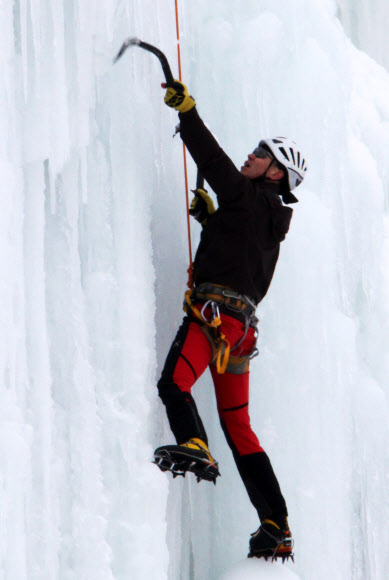 국내 최대 얼음절벽인 충북 영동빙벽장에서 6일 한 산악인이 힘차게 절벽을 기어오르고 있다. 연합뉴스