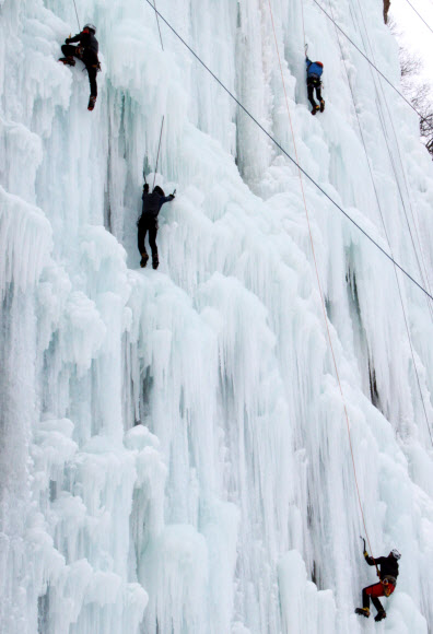 국내 최대 충북 영동빙벽장에서 6일 산악인들이 깎아지른듯한 얼음절벽을 기어오르고 있다. 연합뉴스