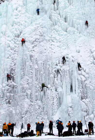국내 최대 규모인 충북 영동빙벽장에서 6일 산악인들이 깎아지른듯한 얼음절벽을 기어오르고 있다. 연합뉴스