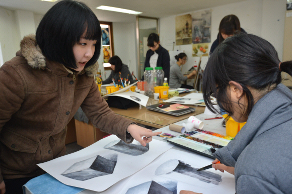 박지환 기자 popocar@seoul.co.kr 미술학원 ‘꿈꾸는 앨리’의 강사 백가빈(왼쪽)씨가 작업실에서 학생들을 지도하고 있다.