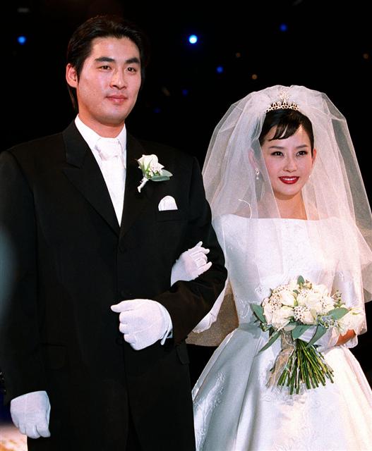 2000년 12월 ‘세기의 결혼식’이라는 축복을 받으며 5세 연상의 톱스타 최진실씨와 결혼식을 올리던 모습.