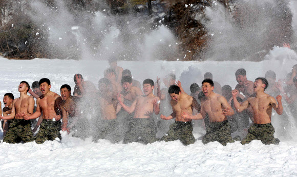 9일 설한지 극복 훈련 중인 특전사 대원들이 강원 평창군 황병산 훈련장에서 눈을 뿌리며 눈마사지를 하고 있다. 연합뉴스