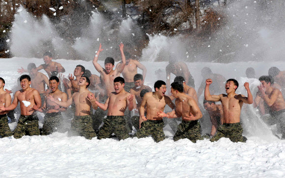 9일 설한지 극복 훈련 중인 특전사 대원들이 강원 평창군 황병산 훈련장에서 눈을 뿌리며 눈마사지를 하고 있다. 연합뉴스
