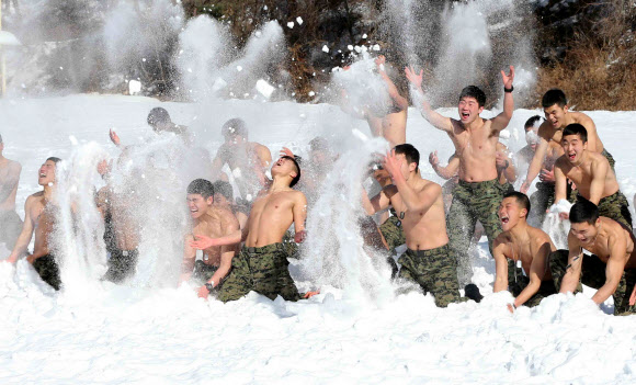 9일 설한지 극복 훈련 중인 특전사 대원들이 강원 평창군 황병산 훈련장에서 눈을 뿌리며 눈마사지를 하고 있다. 연합뉴스