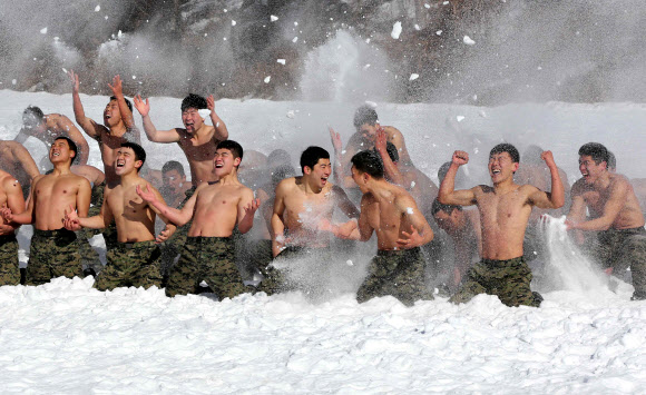 9일 설한지 극복 훈련 중인 특전사 대원들이 강원 평창군 황병산 훈련장에서 눈을 뿌리며 눈마사지를 하고 있다. 연합뉴스