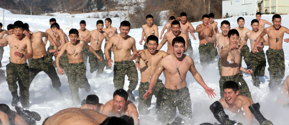 9일 설한지 극복 훈련 중인 특전사 대원들이 강원 평창군 황병산 훈련장에서 눈밭을 구보하고 있다. 연합뉴스