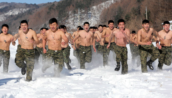 9일 설한지 극복 훈련 중인 특전사 대원들이 강원 평창군 황병산 훈련장에서 눈밭을 구보하고 있다. 연합뉴스