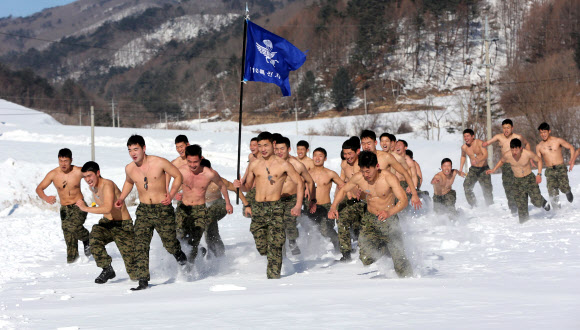 9일 설한지 극복 훈련 중인 특전사 대원들이 강원 평창군 황병산 훈련장에서 눈밭을 구보하고 있다. 연합뉴스