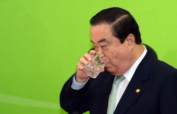 문희상 민주통합당 신임 비상대책위원장이 9일 서울 여의도 국회 민주당 대표실에서 기자회견을 하던 도중 물을 마시고 있다. 정연호 기자 tpgod@seoul.co.kr