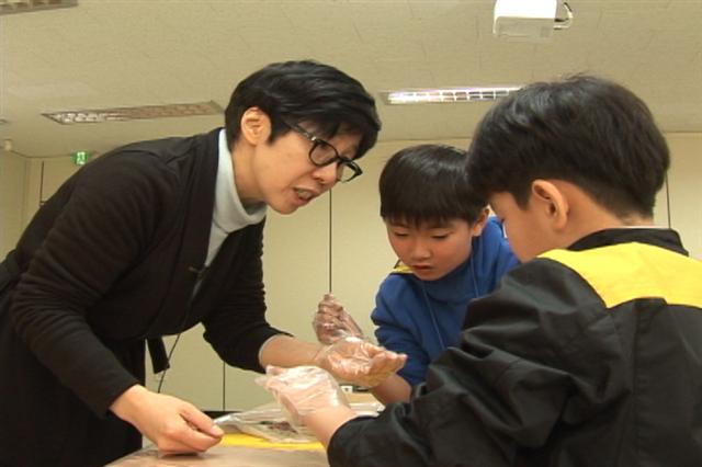 방학을 맞아 영등포구에서 마련한 ‘과학심화반’ 수업에 참여한 학생들이 지도교사의 설명에 귀를 기울이고 있다. 문성호 PD sungho@seoul.co.kr