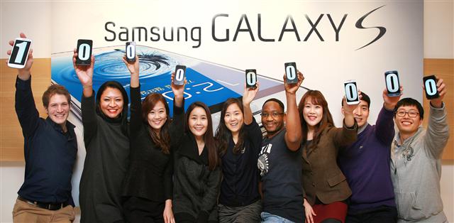 14일 삼성전자 수원사업장에서 직원들이 갤럭시S 시리즈 1억대 판매 돌파를 기념하기 위해 스마트폰 화면에 1억(100000000)을 상징하는 숫자를 선보이고 있다.  삼성전자 제공 