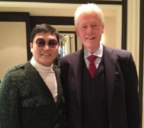 가수 싸이가 빌 클린턴 전 미국대통령과 나란히 서서 환하게 웃고 있다.<br>싸이 트위터