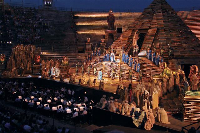 2005년 이탈리아 베로나의 야외 원형극장에서 공연한 ‘아이다’의 한 장면. 세종문화회관 제공