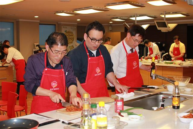 샘표가 매월 넷째주 화요일 지미원에서 개최하는 남성요리교실 ‘남자들의 맛있는 수다’ 참가자들이 요리삼매경에 빠져 있다. 샘표 제공