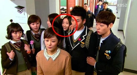 카메라를 의식한 연기로 논란에 휩싸인 티아라 다니(빨간 원 안). <br>KBS2 ‘학교2013’ 캡처