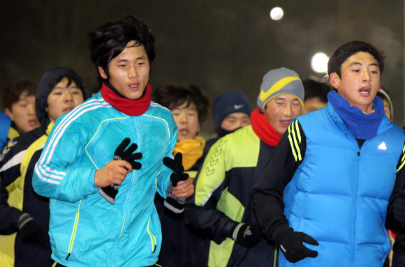 개시식이 열리기 전 남자하키 대표팀이 달리기를 하며 새벽 공기를 가르고 있다. 연합뉴스