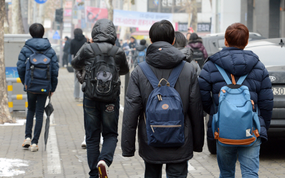16일 오후 서울 강남구 대치동 학원가에서 학생들이 무거운 가방을 등에 메고 학원으로 가고 있다. 도준석 기자 pado@seoul.co.kr