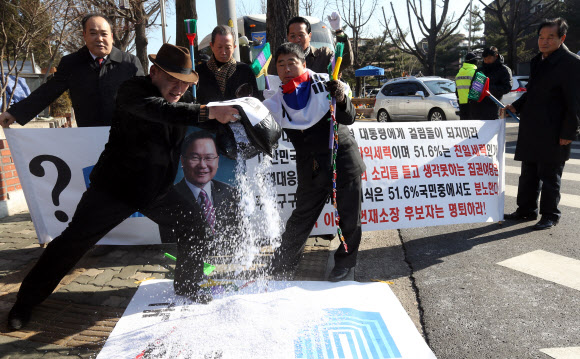 18일 오후 서울 종로구 청운효자동 주민센터 앞에서 열린 이동흡 헌법재판소장 후보자 사퇴 촉구 기자회견에서 애국국민운동대연합 회원들이 퍼포먼스를 벌이고 있다. 연합뉴스