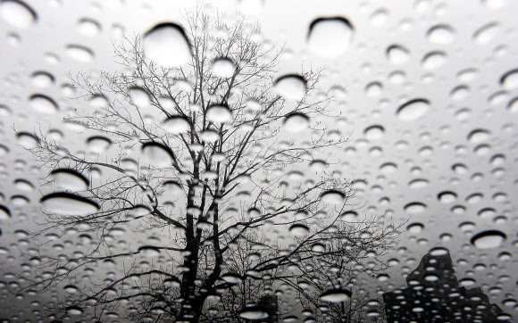 전국이 흐리고 눈 또는 비가 내린 21일 오후 자동차 유리를 통해 본 서울 하늘의 모습. 중부와 경북 내륙에는 밤에 비가 눈으로 바뀌어 내리면서 쌓일 것으로 예상된다. 연합뉴스