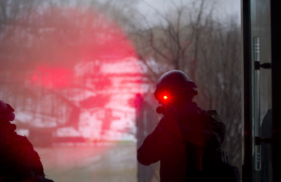 21일 오후 서울 경찰종합훈련장에서 열린 1.21 훈련 탐색격멸작전에서 대테러요원들이 건물안으로 들어가고 있다. 연합뉴스