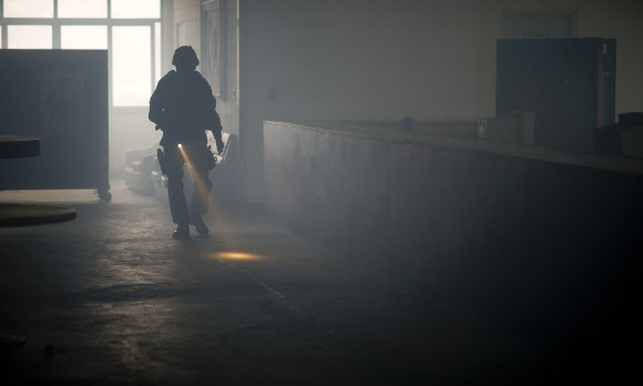 21일 오후 서울 경찰종합훈련장에서 열린 1.21 훈련 탐색격멸작전에서 군 대테러요원들이 수색작업을 벌이고 있다. 연합뉴스